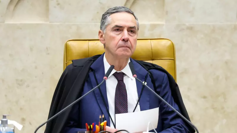Família é resgatada após ficar ilhada por enchente em Santa Catarina
