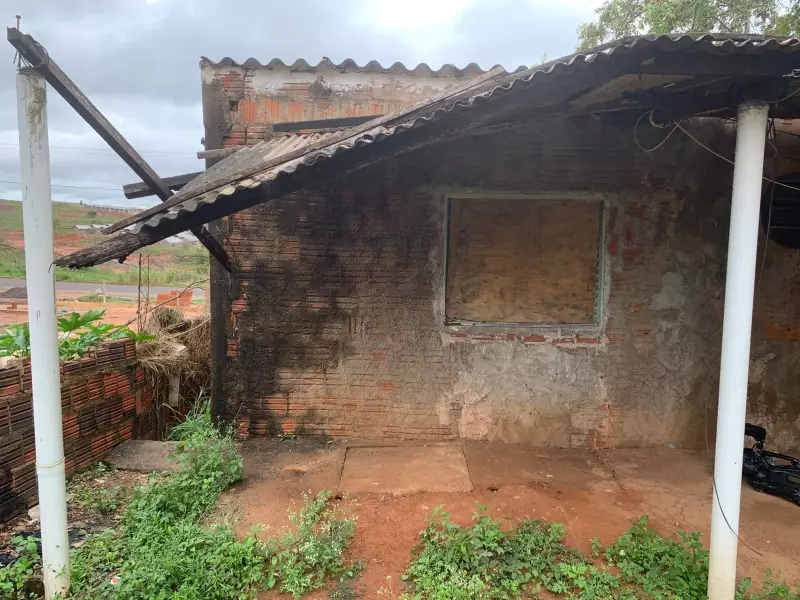 Família em Alvares Machado vive sob ameaça constante em residência em risco no Parque dos Pinheiros
