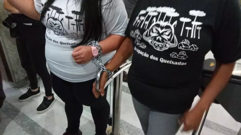 Famílias se acorrentam em protesto contra despejo em Cajamar: 'Luta por moradia digna'