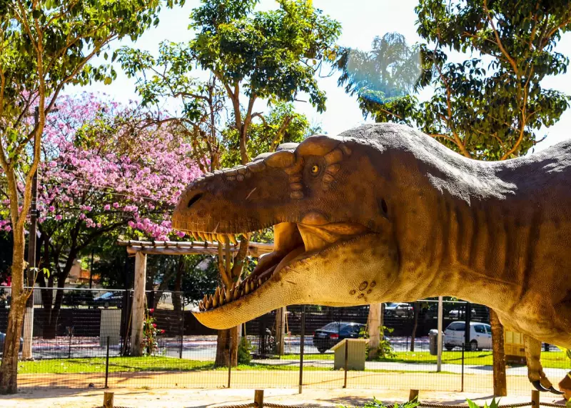 Feira em Santa Bárbara encanta visitantes com dinossauros, parques e sabores do campo