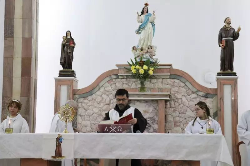 Festa de Santo Antônio em Sorocaba: Paróquia produz 3 toneladas de bolo e atrai fiéis em busca de medalhinhas do santo casamenteiro