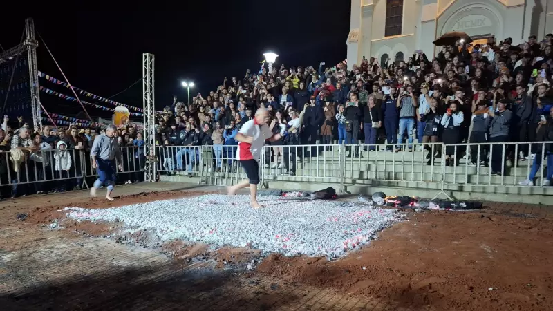 Festa de São João em Bocaina: Fiéis atravessam corredor de brasas mesmo com chuva e mantêm tradição de 18 anos