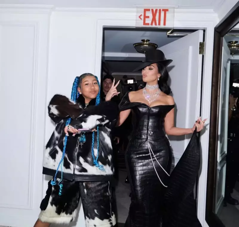 Festa luxuosa no iate: Kim Kardashian celebra aniversário da filha com estilo