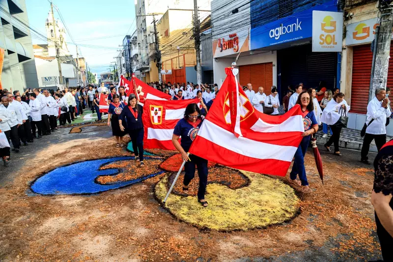 Fieis transformam ruas de Maceió em mar de fé durante Procissão de Corpus Christi