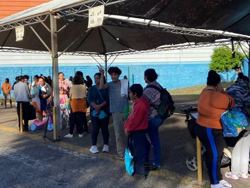 Fila de espera marca distribuição gratuita de roupas de frio em Piracicaba