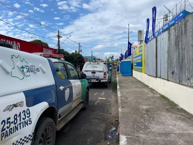 Fiscalização retira objetos usados para guardar lugar nas galerias do Bumbódromo em Parintins