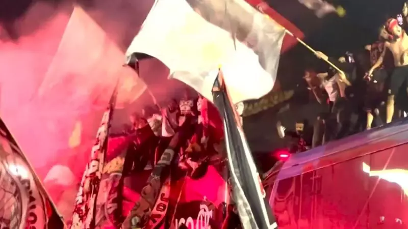 Flamengo embarca para o Mundial de Clubes com festa e protestos da torcida: veja os detalhes!