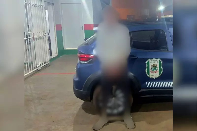 Foragido é flagrado dentro de lixeira e tenta se passar por irmão em Chapecó
