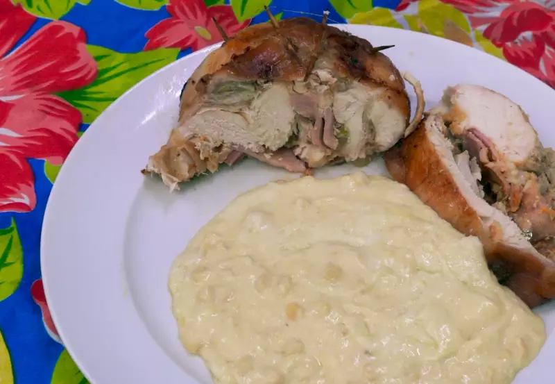 Frango Desossado e Recheado ao Molho de Milho Verde: Receita Imperdível para Surpreender no Jantar
