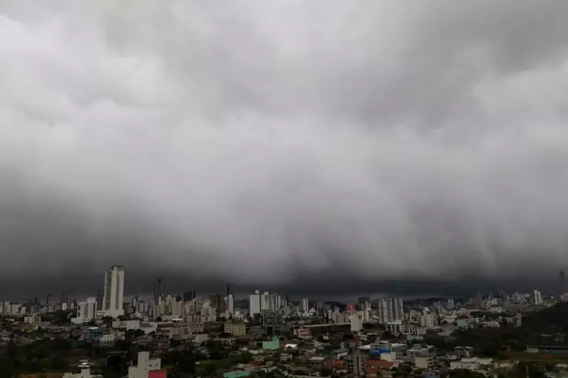 Frente fria chega a Santa Catarina com chuva e queda de temperatura: saiba os detalhes