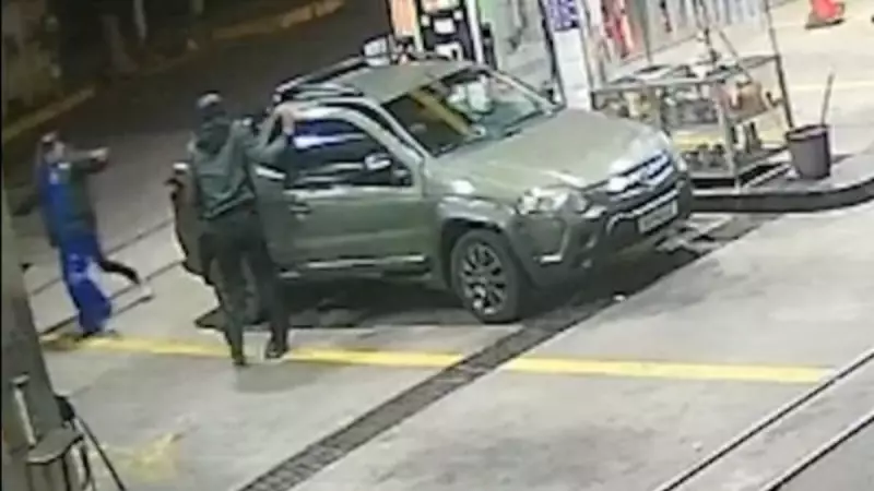 Frentista é feito refém durante assalto a posto de combustível em Belo Horizonte — veja o vídeo chocante