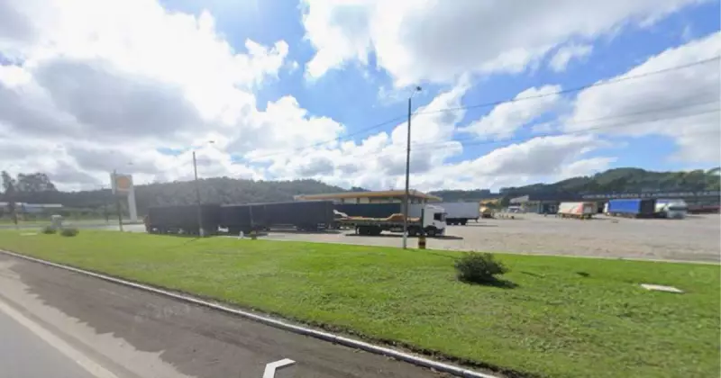 Frentista fica preso entre caminhões em posto de gasolina na BR-116 em SC: veja detalhes