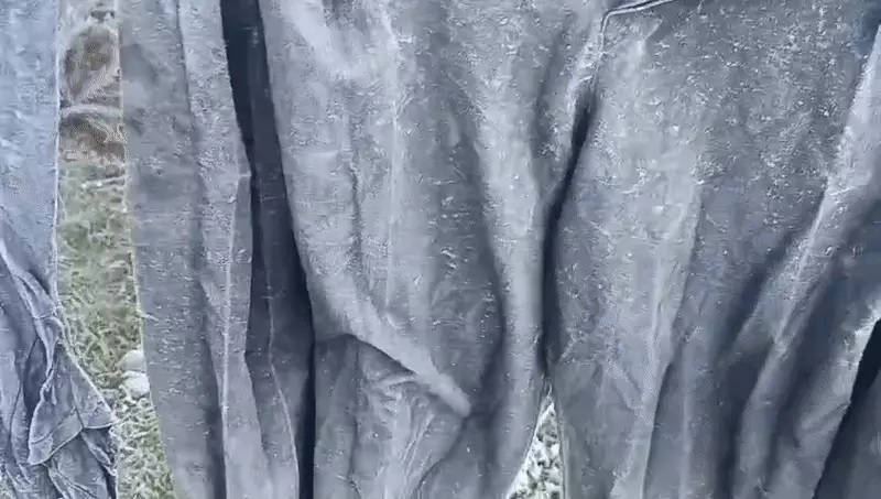 Frio intenso no RS: roupas congelam no varal em cena impressionante