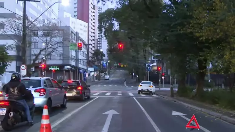 Fuga após batida: motorista e passageiro abandonam carro com alerta de furto em Curitiba