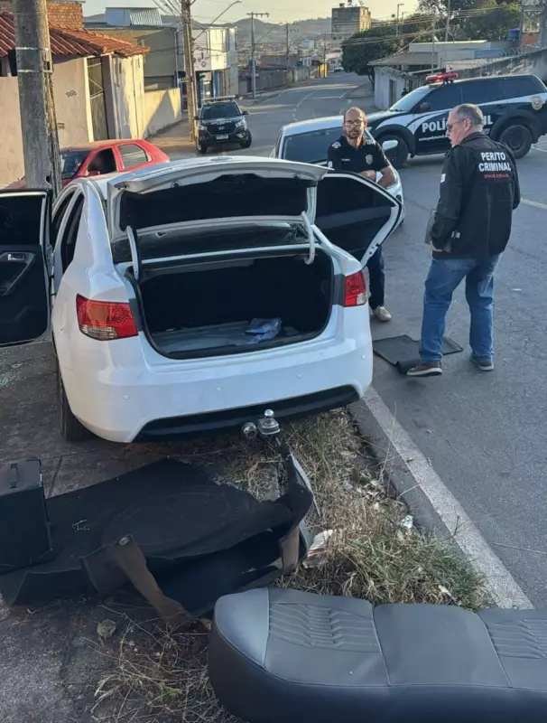 Fuga em carro clonado termina em acidente, troca de tiros e prisão de trio em Itaúna