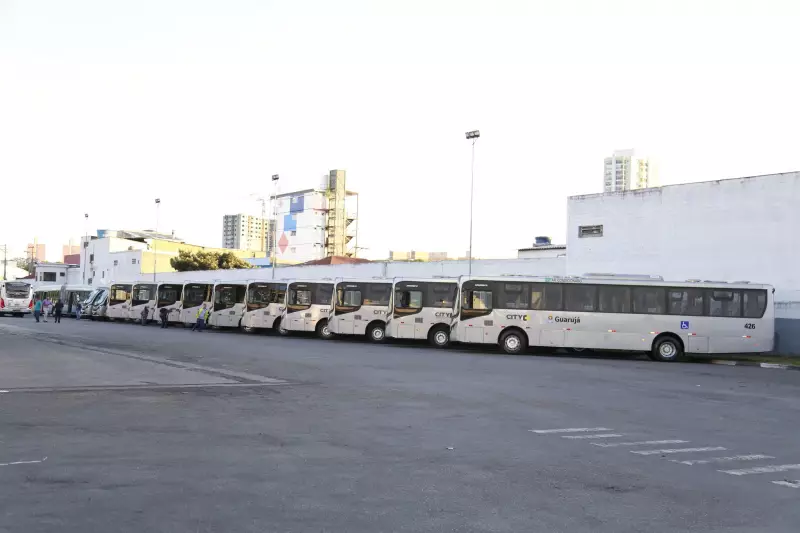 Funcionários da City Transportes entram em greve por reajuste no vale-refeição em Guarujá, SP