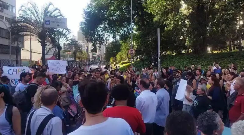 Funcionários do Cândido Ferreira protestam e interditam avenida no centro de Campinas