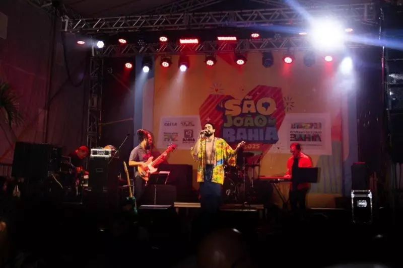 Gabriel Mercury encerra São João da Bahia com show emocionante na Praça Pedro Arcanjo