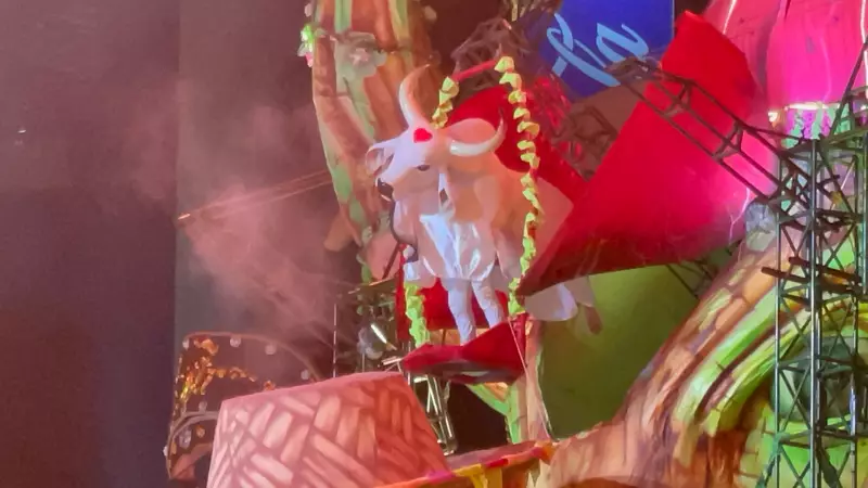 Garantido brilha com alegoria que celebra a riqueza da terra brasileira no Festival de Parintins