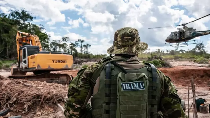Garimpeiros tentam fugir de operação do Ibama e escondem trator em MT: veja detalhes