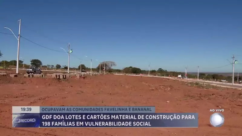 GDF entrega lotes e auxílio para construção a 198 famílias em vulnerabilidade social no DF