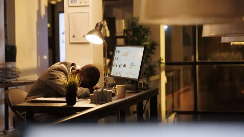 Geração Z e Millennials lideram uso de remédios para saúde mental no trabalho