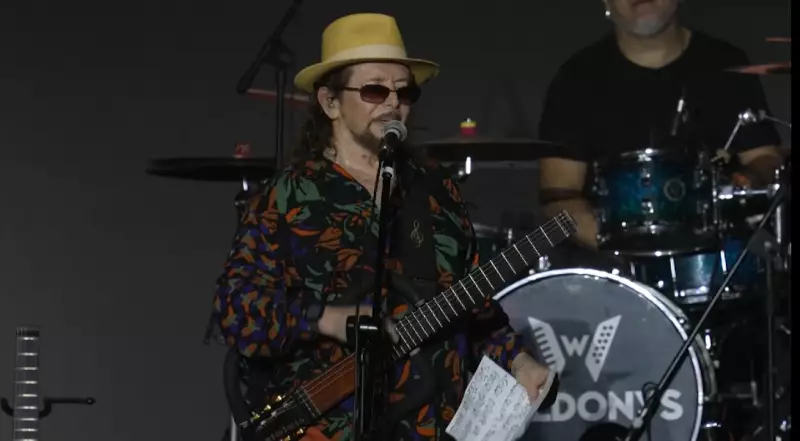 Geraldo Azevedo emociona São João com show e instrumentos emprestados de Ton Oliveira e Waldonys