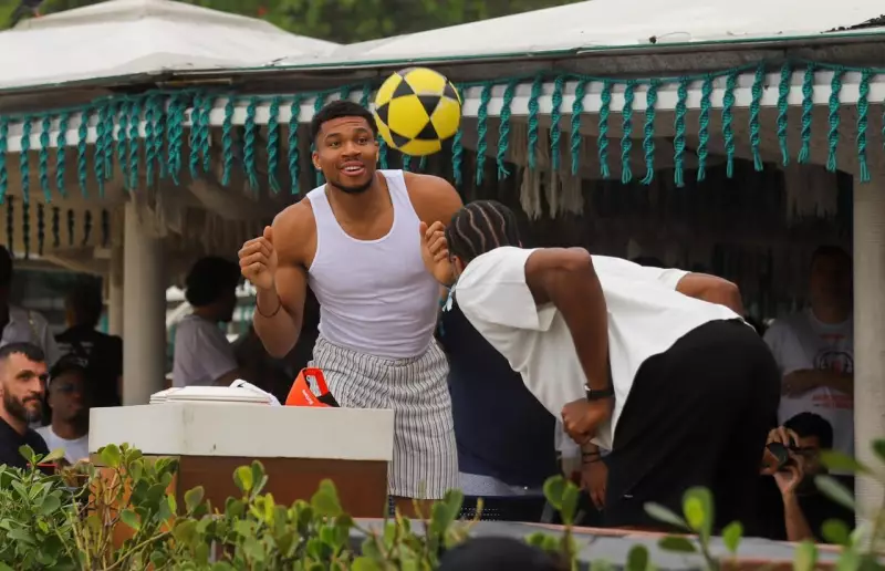 Giannis Antetokounmpo se diverte no Rio: NBA star joga altinha e prova feijoada em Copacabana