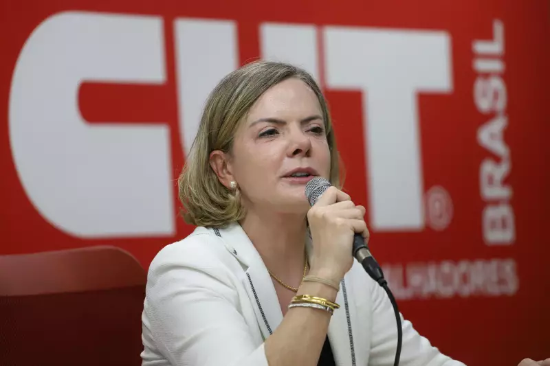Gleisi Hoffmann critica aumento da Selic e poupa Galipolo: entenda o debate econômico