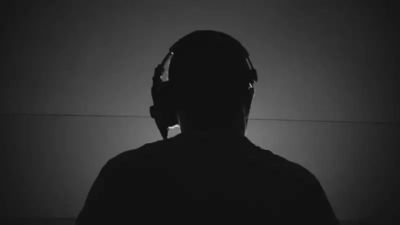 Golpes contra idosos: áudios revelam como call centers enganam aposentados para descontos ilegais no INSS