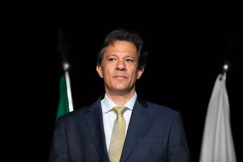 Governo mantém alta do IOF enquanto Congresso busca alternativas para arrecadação