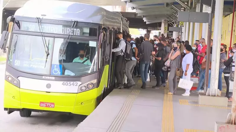 Greve de ônibus em BH continua sem acordo: passageiros enfrentam transtornos
