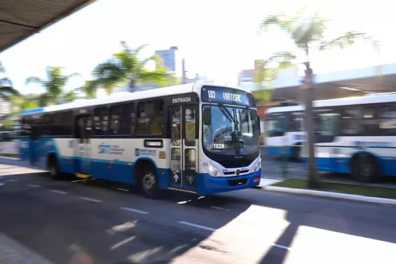 Greve de ônibus paralisa mais de 30 linhas em Florianópolis nesta segunda-feira