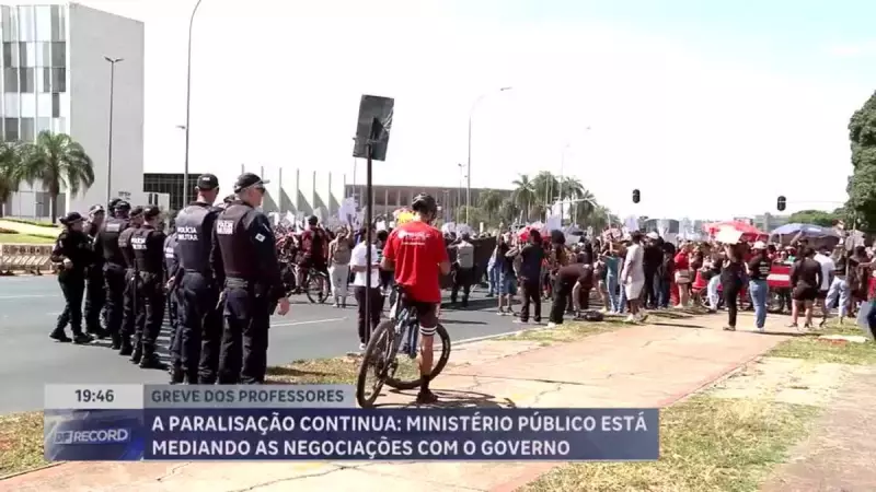 Greve de professores paralisa trânsito no centro de Brasília após assembleia