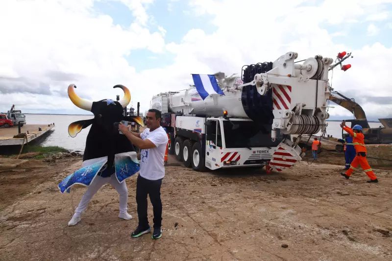 Guindastes chegam a Parintins para espetáculo do Boi Caprichoso no Festival 2025