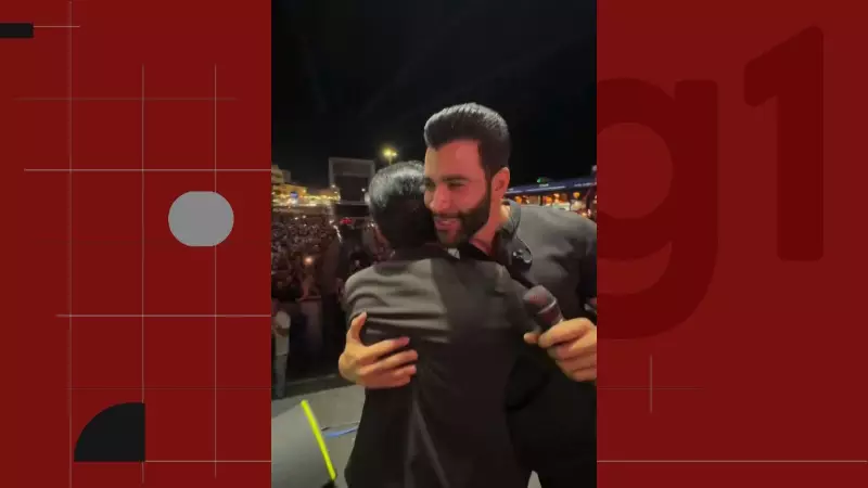 Gusttavo Lima surpreende fãs ao cantar com sósia em show durante Festa de São João na Bahia