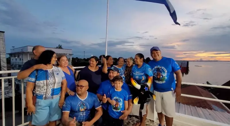 Há mais de 40 anos: Família hasteia bandeira do Caprichoso em território Garantido em Parintins