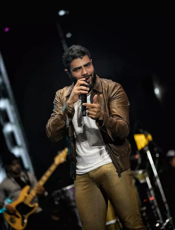 Henrique e Juliano arrebatam Campina Grande com show de forró e calcinhas no palco no São João 2025