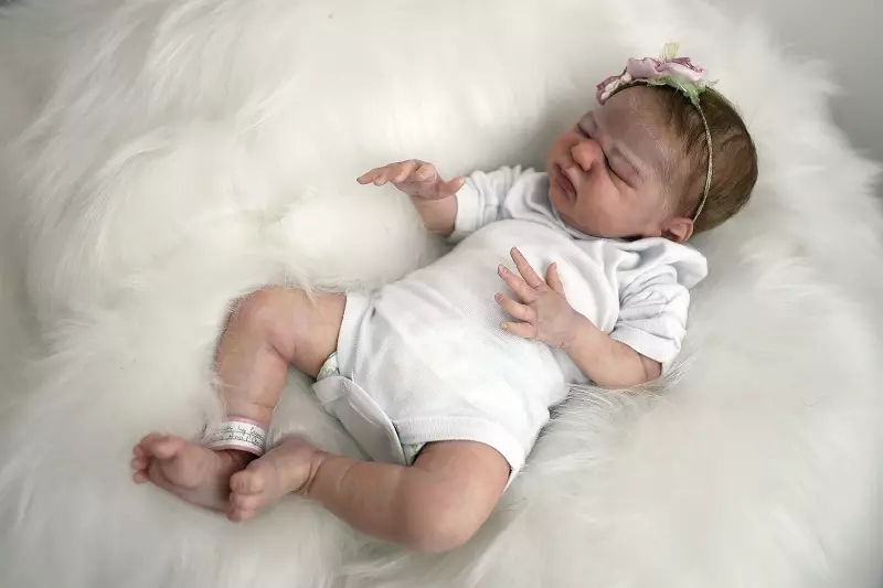 Homem agride bebê de 4 meses confundindo com boneca reborn: caso choca o Brasil