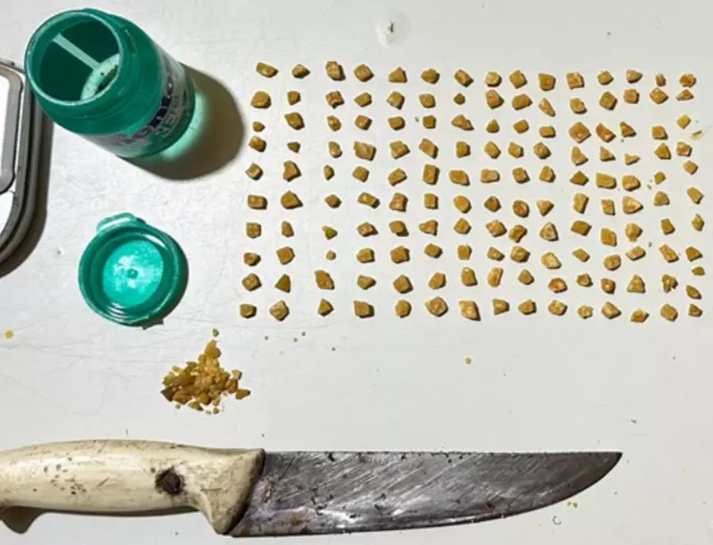 Homem armado com faca é preso com 150 pedras de crack em Aracaju após tentar fugir da polícia