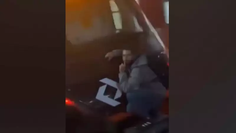 Homem arrisca a vida ao pegar carona em trem em movimento em São Paulo — Veja o vídeo chocante!