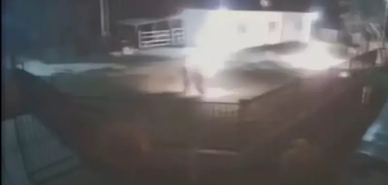 Homem ateia fogo em companheira em piscina: vídeo choca nas redes