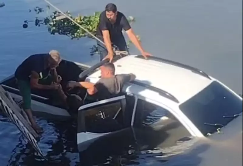 Homem baleado cai com picape no Canal do Fragoso e é resgatado por moradores em Olinda — Veja o vídeo