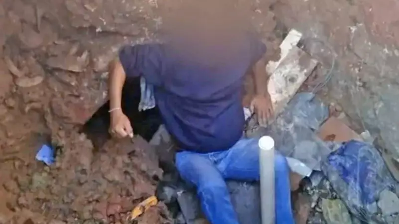 Homem cai em cratera no meio da rua em Anchieta: veja o que aconteceu