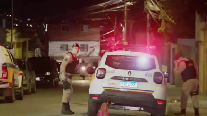 Homem com antecedentes criminais é assassinado a tiros ao sair de salão de beleza em BH