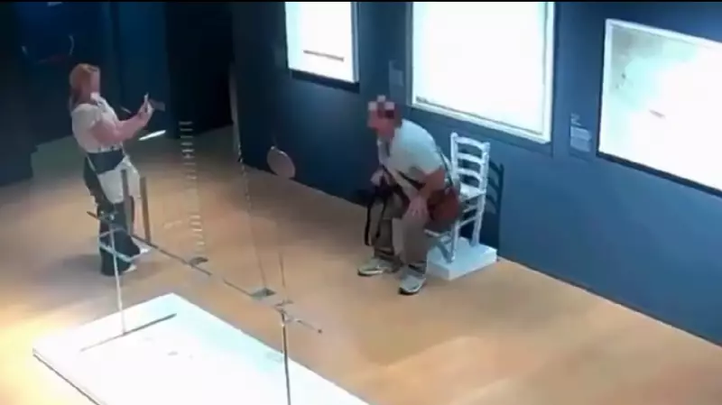 Homem destrói cadeira em museu na Itália ao tentar tirar selfie; veja o vídeo chocante