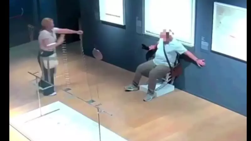 Homem destrói obra de arte valiosa ao posar para foto em museu — veja o vídeo