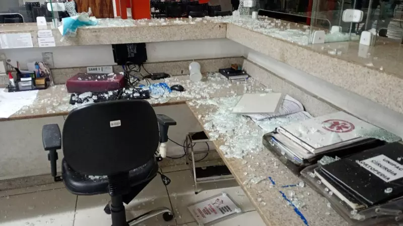 Homem destrói vidraça da UPA Norte em Juiz de Fora em ataque de fúria; veja o vídeo
