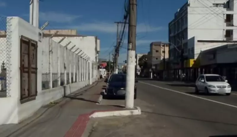Homem é assassinado a facadas em avenida movimentada de Vila Velha