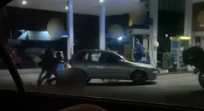 Homem é atropelado por carro em frente a posto em Ibiporã — veja o vídeo